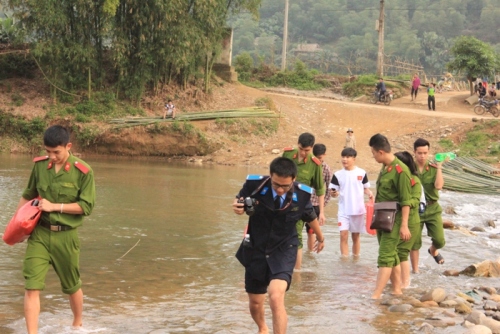 Hành trình vượt suối tìm đến gia đình học sinh.